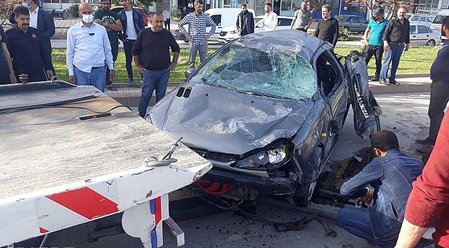 Kaldırıma çarparak takla atan otomobilde 2 kişi yaralandı 