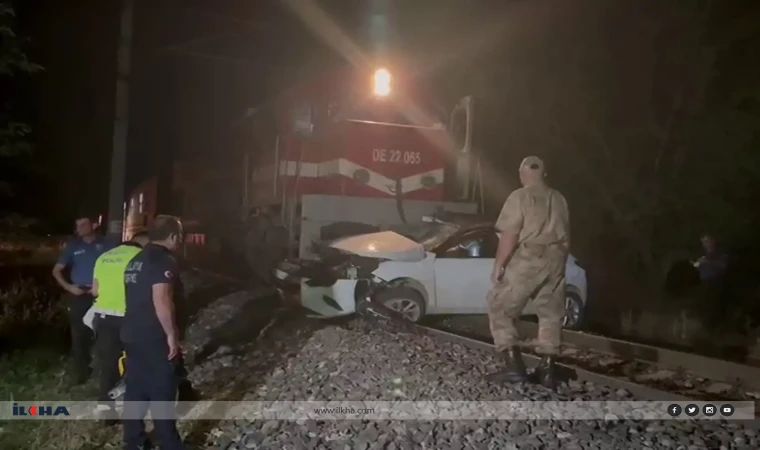 Malatya’da yolcu treni otomobile çarptı: Bir ölü