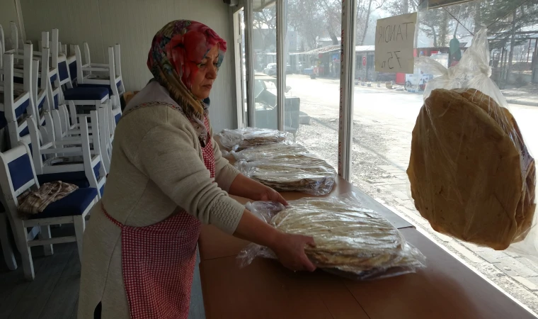 Malatya'da depremzede esnaf tandır ekmeği geleneğini sürdürüyor