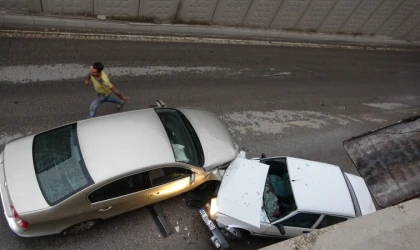 İki otomobil altgeçitte kafa kafaya çarpıştı