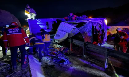 Malatya'da tır şarampole devrildi: 2 ölü, 1 yaralı