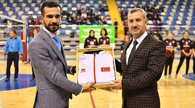 YEŞİLYURT BELEDİYESİ LİSELERARASI VOLEYBOL TURNUVASINDA HEYECAN YÜKSEK