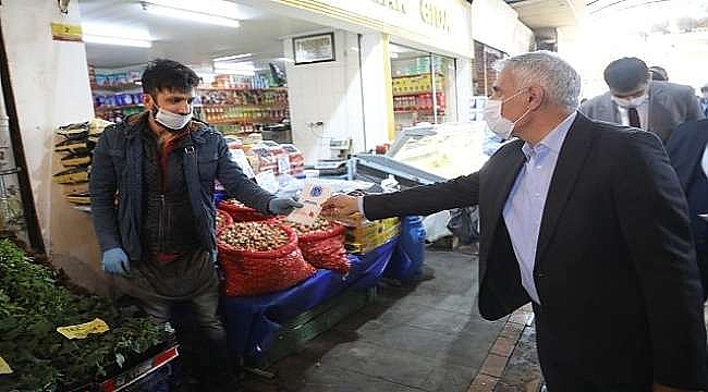 Başkan Güder,Esnafa Maske Dağıttı