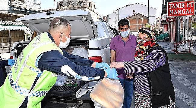 Büyükşehir Aralıksız Ekmek Dağıtıyor