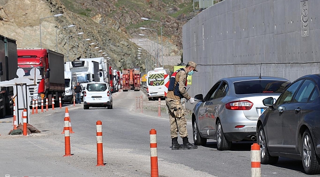 Büyükşehirlere giriş yapmak isteyen yüzlerce araç yasak nedeniyle geri çevrildi 