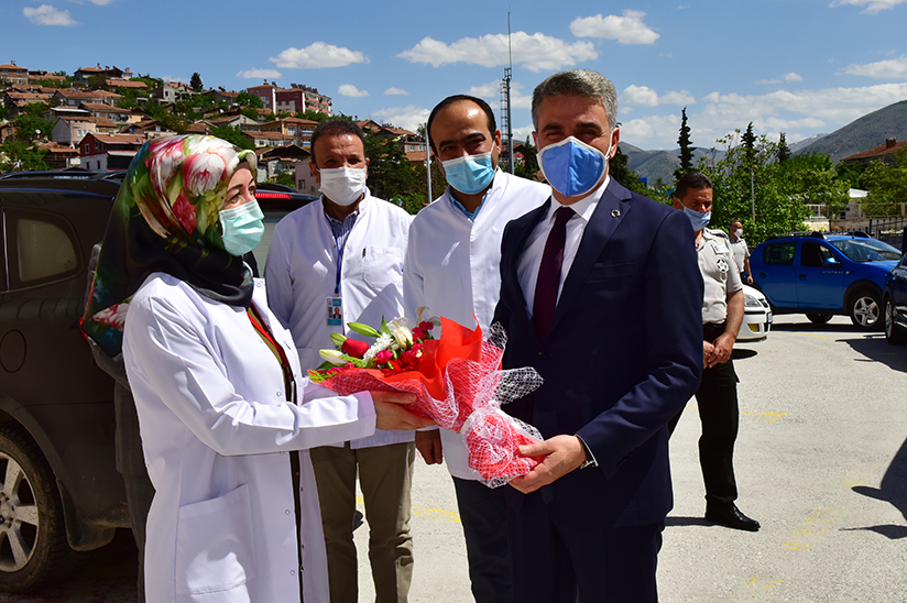 Vali Baruş Pandemi Kahramanları Hemşirelerin Gününü Kutladı