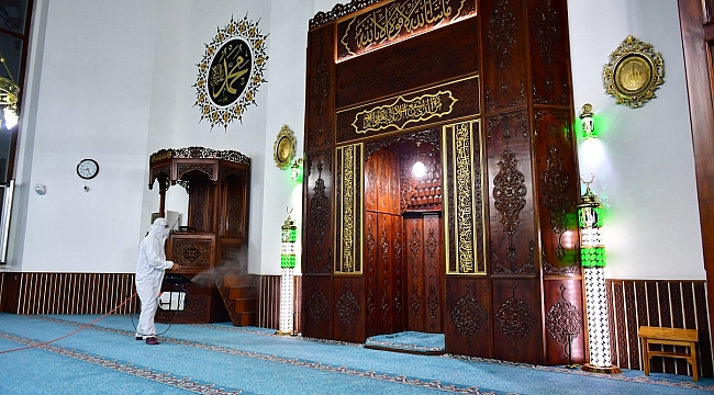 YEŞİLYURT BELEDİYESİ, CUMA NAMAZI ÖNCESİNDE CAMİLERDE DEZENFEKTAN ÇALIŞMALARI YAPTI