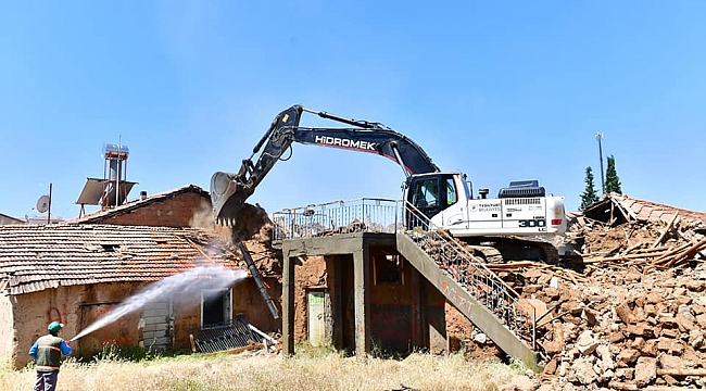 YEŞİLYURT’TA METRUK BİNALAR TEKER TEKER ORTADAN KALDIRILIYOR