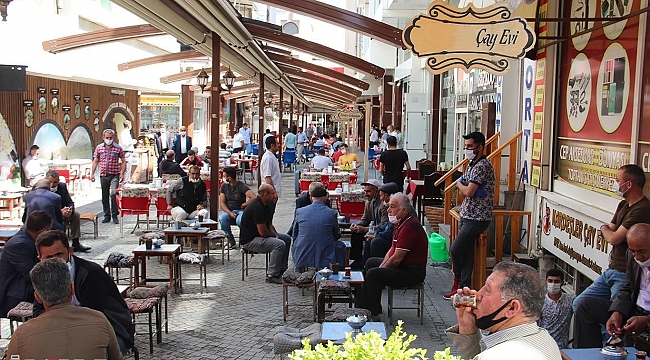 Kafe ve restoranların çalışma saati kısıtlaması kaldırıldı 