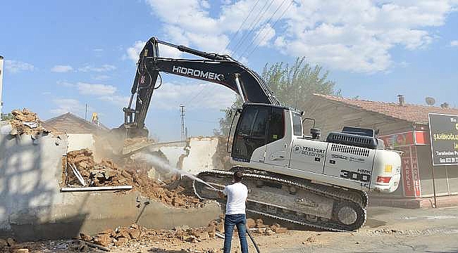 Yeşilyurt'ta 299 Metruk Ev Yıkıldı