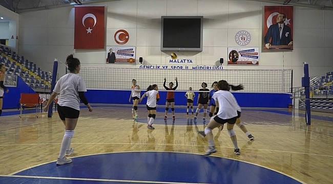 YEŞİLYURT BELEDİYESPOR BAYAN VOLEYBOL TAKIMININ HEDEFİ BİR ÜST LİG