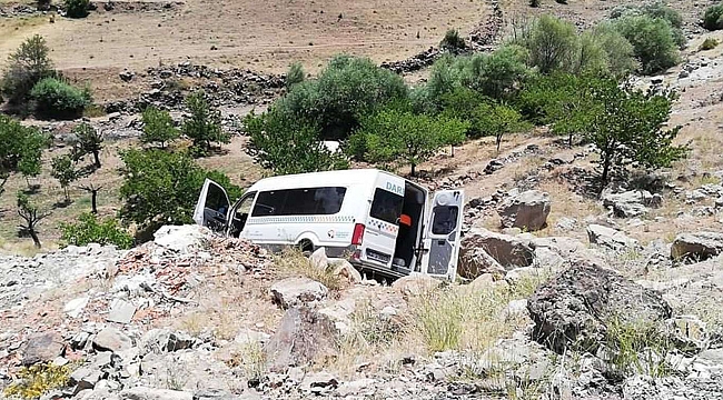 Malatya'da şarampole yuvarlanan minibüsteki 15 kişi yaralandı 