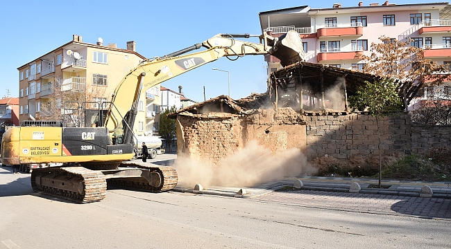 BATTALGAZİ’DEKİ METRUK BİNALAR TEK TEK YIKILIYOR