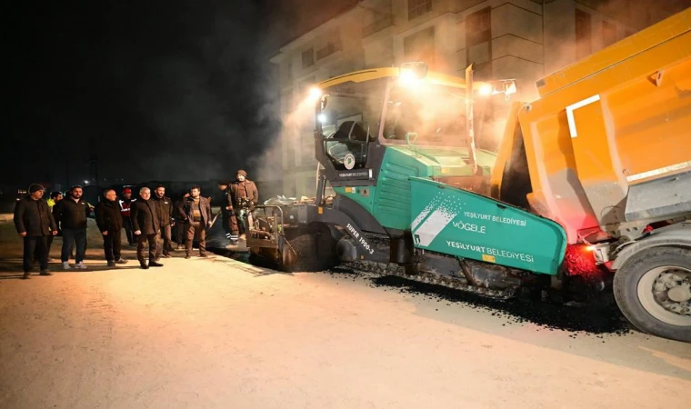 BAŞKAN ÇINAR, FEN İŞLERİ MÜDÜRLÜĞÜ EKİPLERİNİ ‘İKİZCE TOKİ KONUTLARI’ GECE MESAİSİNDE YALNIZ BIRAKMADI