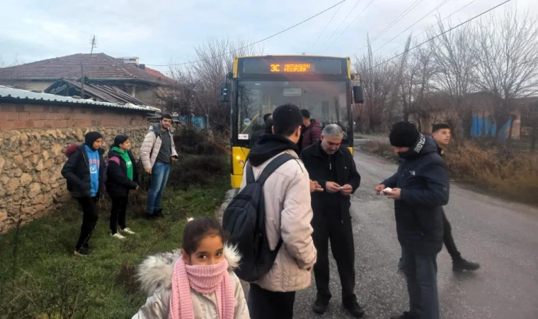 Belediye otobüsü yine arızalandı, yolcular yolda kaldı