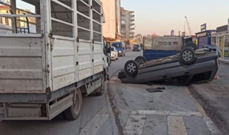 Kamyonete çarparak ters dönen aracını bırakıp kaçtı