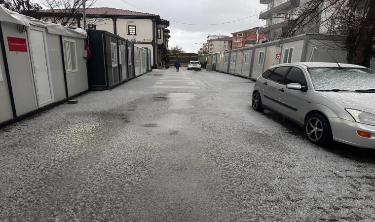 Malatya’da dolu yağışı etkili oldu, yollar beyaza büründü