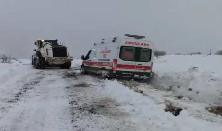 Hasta almaya giderken kara saplanan ambulansı ekipler kurtardı