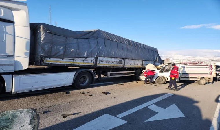 Malatya'da tır ile kamyonet çarpıştı: 1 ölü, 1 yaralı