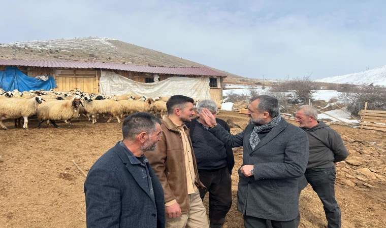 Malatya’da depremzedelere ahır ve samanlık desteği