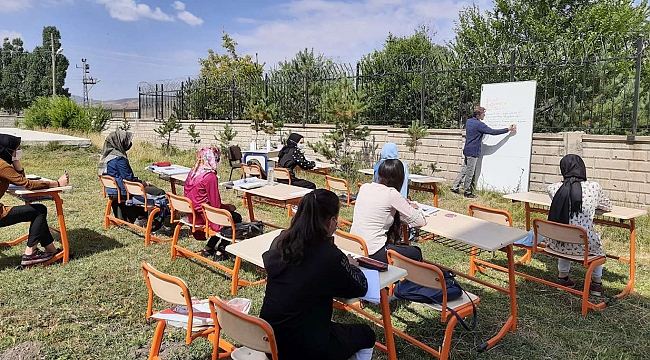 Ağrı'da öğretmenler ev ev dolaşarak okul kitaplarını dağıttı 