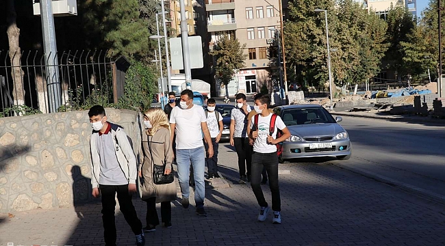 Yüz yüze eğitime başlayan lise öğrencileri hem heyecanlı hem endişeli