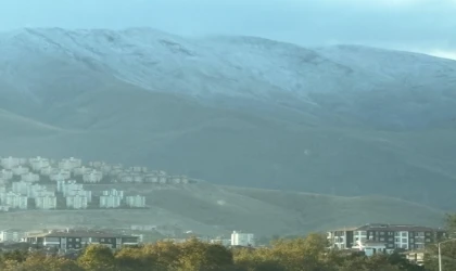 Malatya'da mevsimin ilk kar yağışı Beydağı'na yağdı